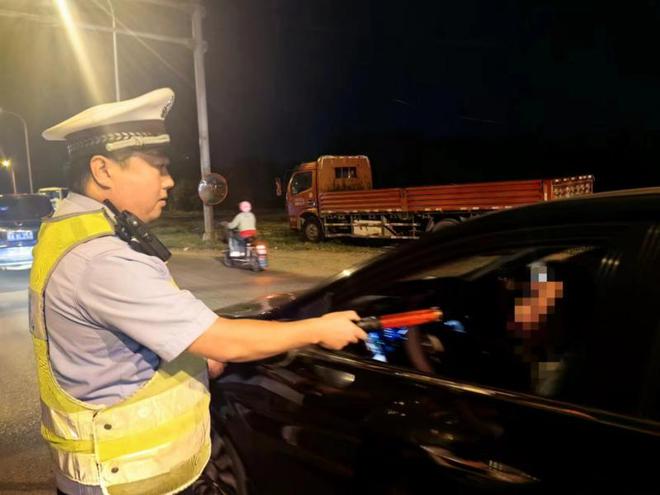 北京一外卖小哥下班后酒驾被查 摩托车还有141笔违章