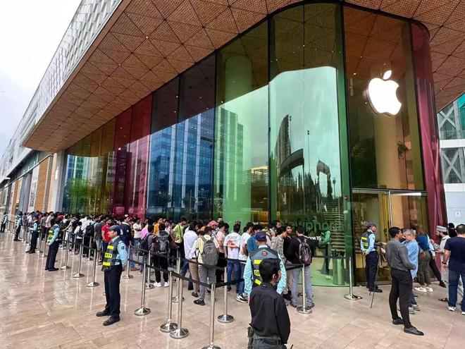印度iPhone热：凌晨排队、销量翻倍，苹果本土生产扩大五倍