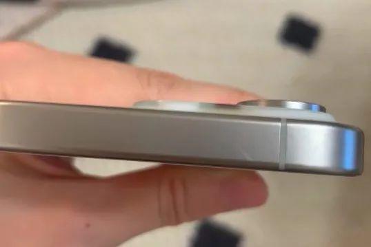 刮痕、掉漆、镜头进灰……iPhone 15被指品控翻车，有消费者无奈：姑且睁一只眼闭一只眼！苹果回应