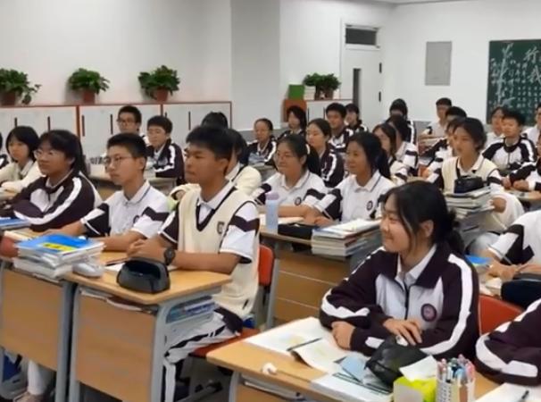 厉害！西安一中学备2400块汉瓦当月饼送学生，月饼和课堂内容融合