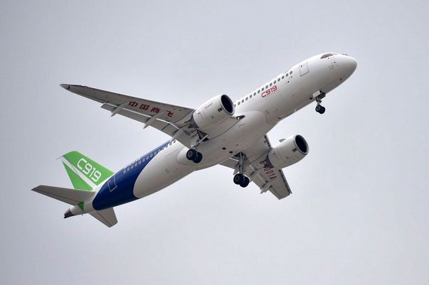 C919单笔最大订单落地 东航与商飞签署100架C919购机协议