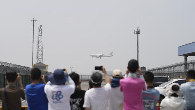 C919单笔最大订单落地 东航与商飞签署100架C919购机协议