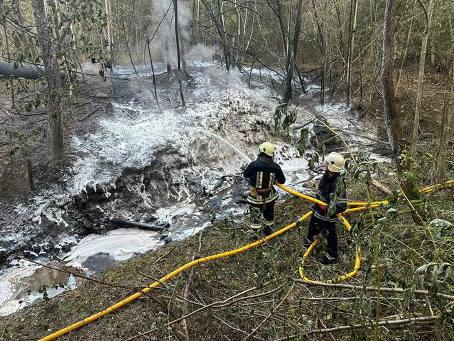 乌克兰一输油管道破裂并引发火灾