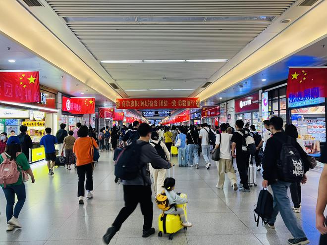 铁路上海站客流仍处高位，四天累计发送旅客超230万人次