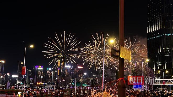 阔别五年之后重新回归！31888枚烟花点亮香港夜空，超43万人在维港两岸观赏国庆烟花