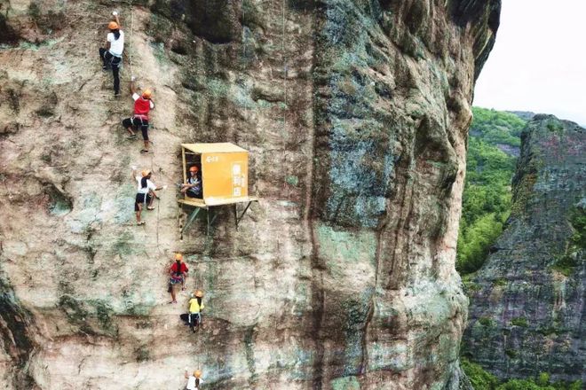 湖南一景区在悬崖壁上建便利店 景区：为攀岩者设立 靠人工将水背上崖壁