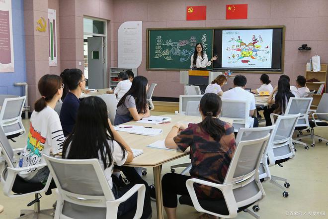 女教师一年被投诉数十次，理由却十分荒谬，背后真相引人反思