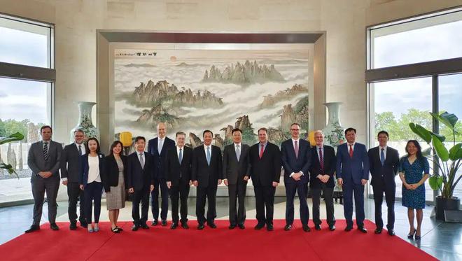 谢锋会见上海美国商会代表团，双方就中美经贸合作等沟通交流