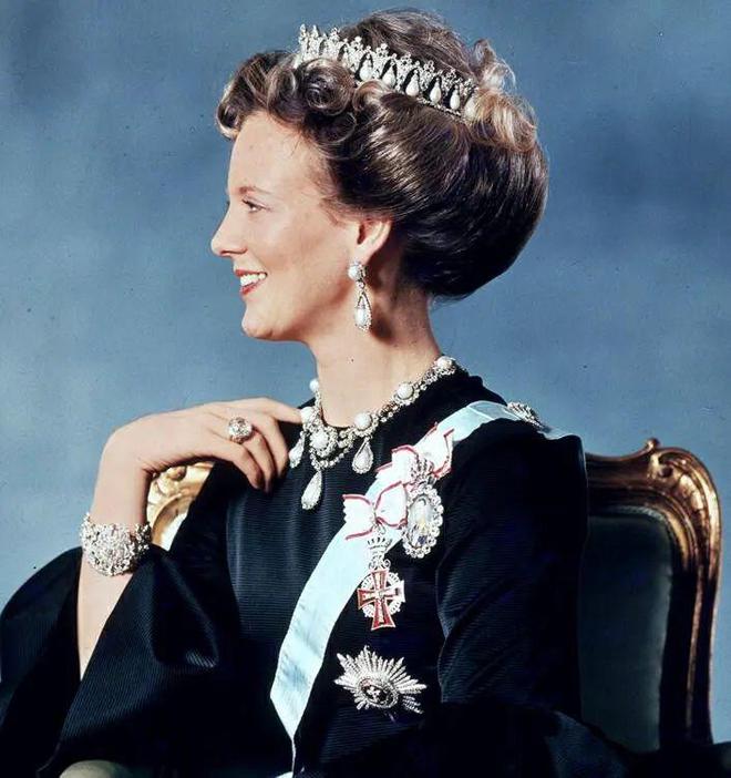 丹麦女王83岁玛格丽穿搭太惊艳，尽显贵族优雅