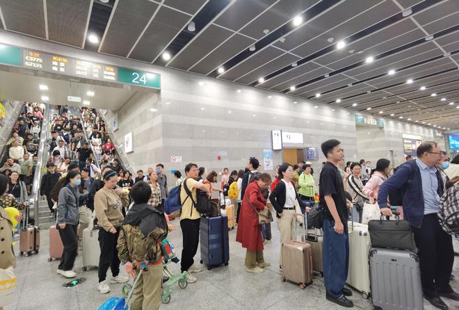 铁路上海站迎来到达客流最高峰，今日预计到发旅客超百万人次