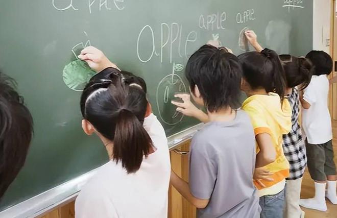 现在小学太“卷”了，家长控诉学校8项要求：必须熟练掌握英语