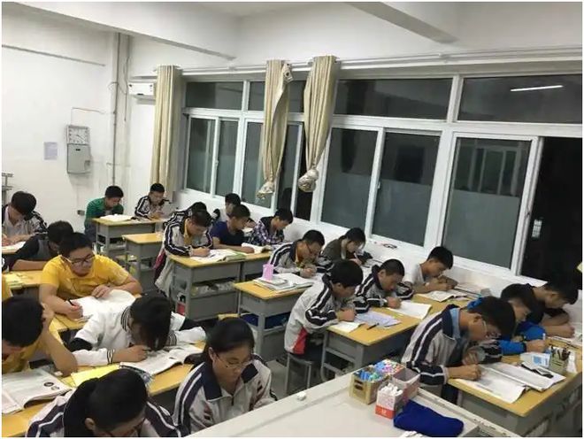 安徽高中让家长看晚自习引争议，啥活都要家长干，还要老师干啥？