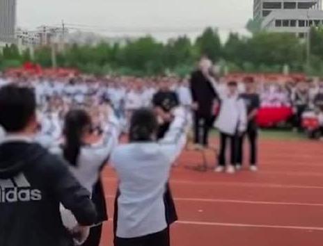 山东一中学运动会表演“刺杀安倍”？官方回应：允许学生犯错误