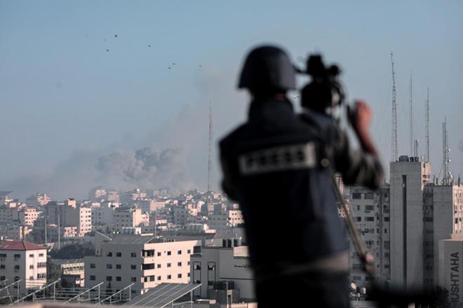 直击｜巴以冲突：日夜轰炸，加沙地区离家避难已逾42万人