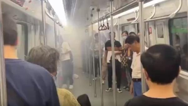 广州地铁一车厢突然冒烟起火？官方回应