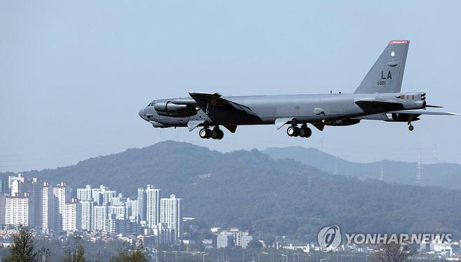 历史首次！美国B-52H核轰炸机降落韩国