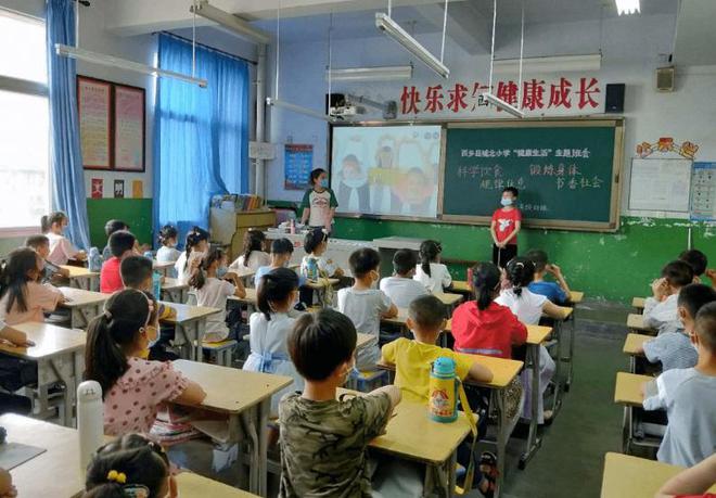 “救救孩子吧！”家长一致要求学校禁用电子屏，老师改用黑板上课