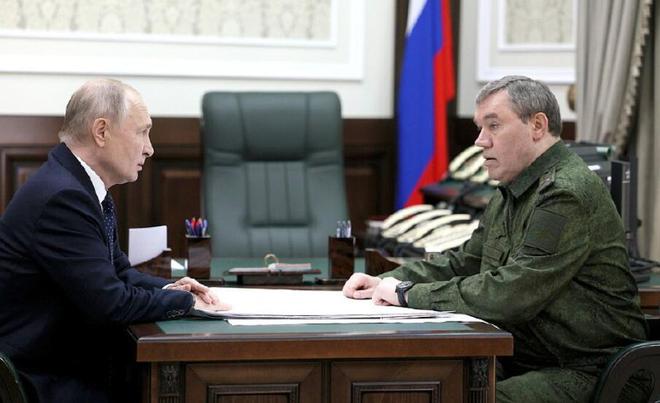 普京视察特别军事行动指挥部，听取格拉西莫夫汇报