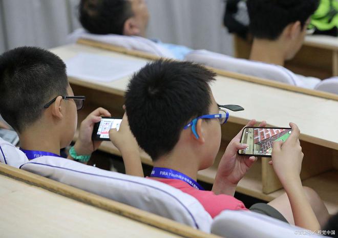 浙江一老师上课没收学生手机，被2次锁喉，几位同学将男生拉开
