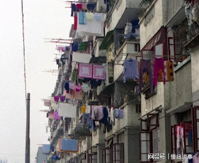 广东出差发现一户人家的阳台晾衣，太有创意了，拍照给大家看看