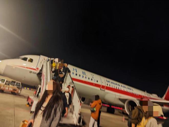 川航遭鸟击航班换机后抵达北京 客服称系“少见意外”