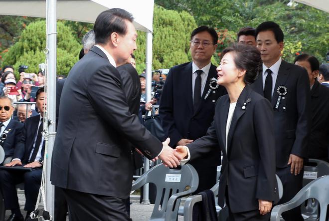 这一幕让韩网友怒了：尹锡悦，握一次梨泰院遇难者家属的手有这么难嘛？