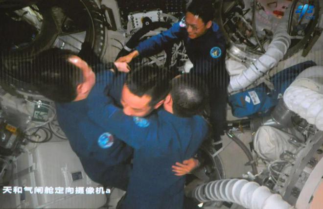 神舟十七号3名航天员顺利进驻中国空间站