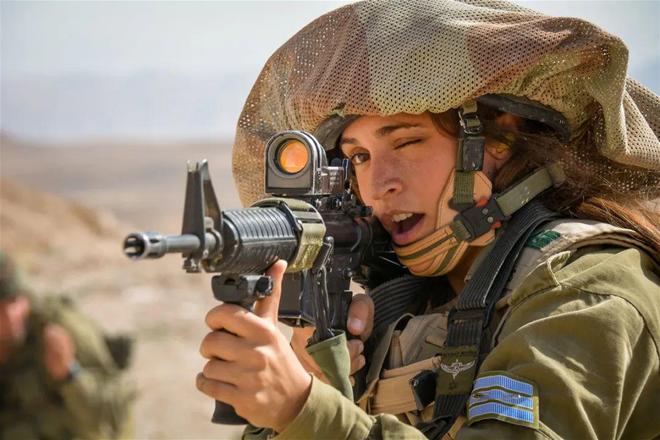 规定奇葩的以色列军队！不穿迷彩服、奇葩头盔罩、步枪半自动