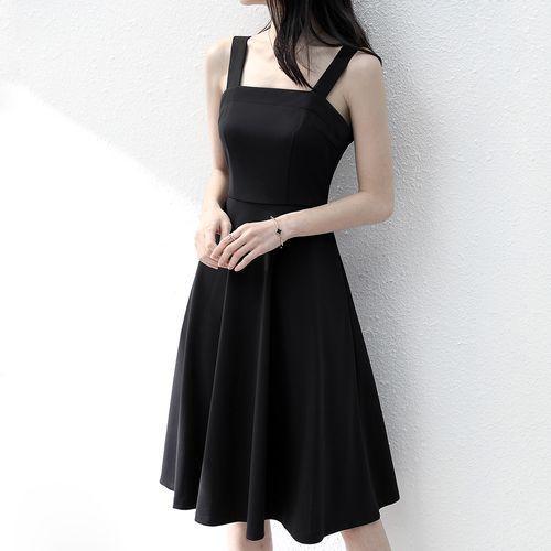 修身背带裙，简单大气，精致时尚，搭配黑色铆钉高跟鞋，更显酷飒