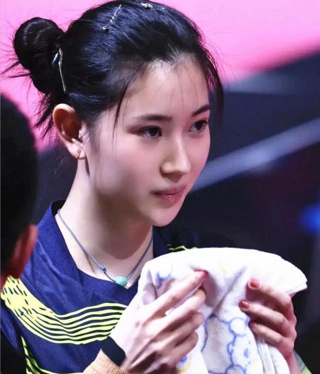 横扫孙颖莎的漂亮姑娘火了！1米76神似刘亦菲，被称国乒第一美女