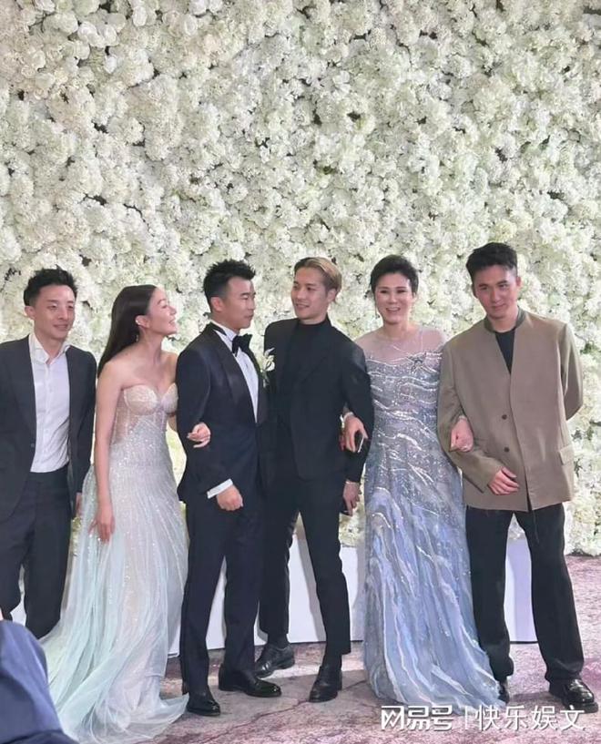29岁王嘉尔现身温州参加婚礼！黑西装造型惊艳，宴席盛大宾客众多