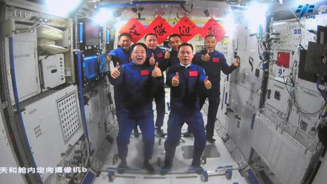 中国航天员乘组完成在轨交接，“博士乘组”将于10月31日返回地球