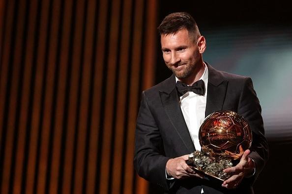 再次刷新纪录！36岁梅西第8次获金球奖！梅西：”我很幸运能加入历史上最好的球队”，将奖献给过世的球王