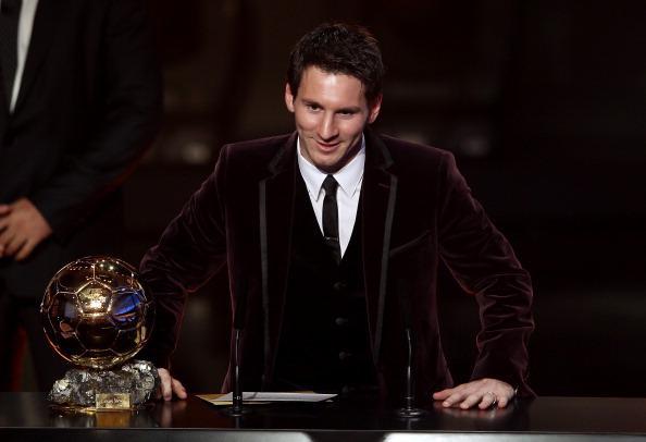 再次刷新纪录！36岁梅西第8次获金球奖！梅西：”我很幸运能加入历史上最好的球队”，将奖献给过世的球王