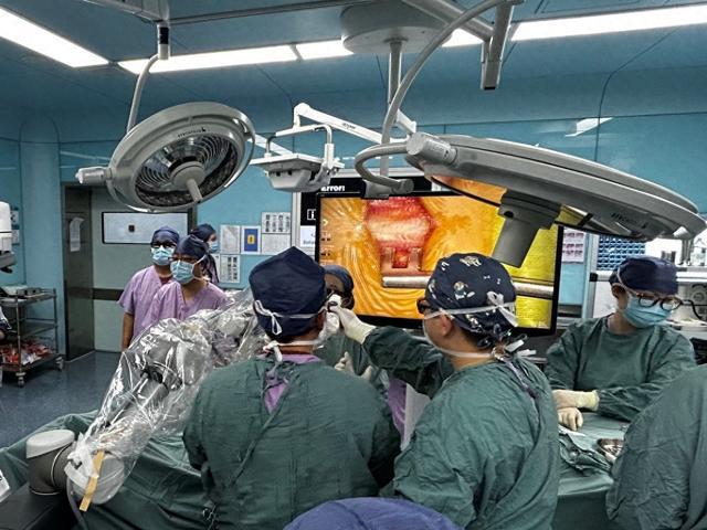 上海完成国内首例3D数字手术显微镜下儿童脊髓栓系手术