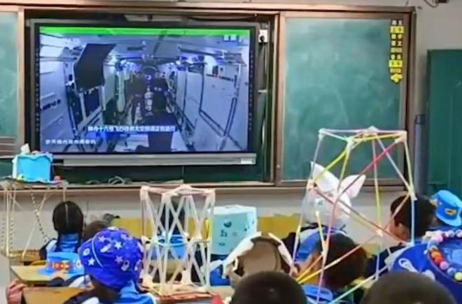 厉害！小学生扮航天员发射5枚自制火箭模型，心中埋下一个航天梦