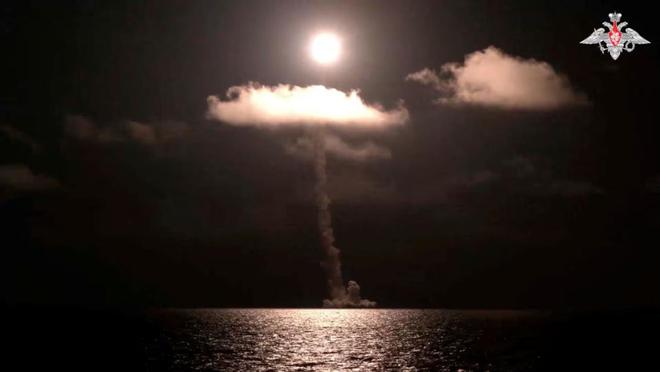 俄战略核潜艇成功试射“布拉瓦”弹道导弹