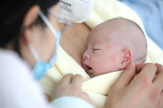 早产成新生儿死亡首要原因，复旦儿科设家庭病房开展“袋鼠式护理”